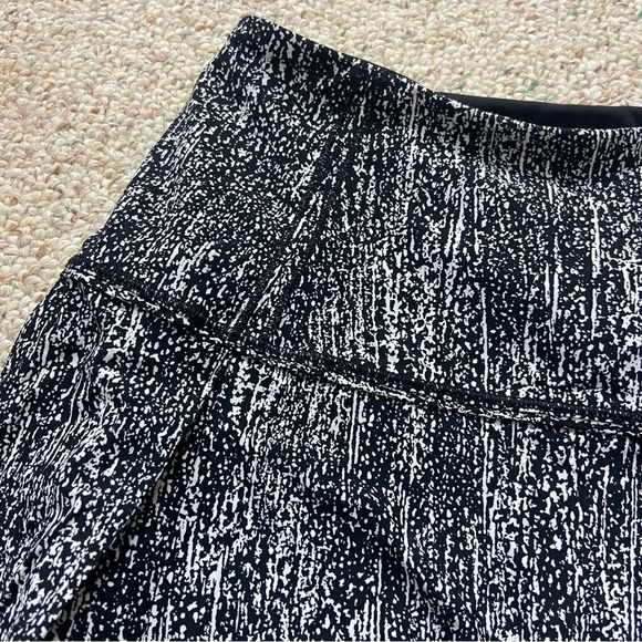 Lululemon Lost in Pace Skort AirTime White Black 17077 - Picture 6 of 7